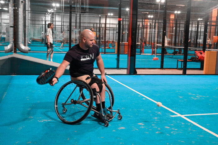 Paralympicsstjärnan Stefan Olsson tar gärna rollen som ambassadör för parapadel. En sport han tycker är en bra inkörsport för rullstolsburna.