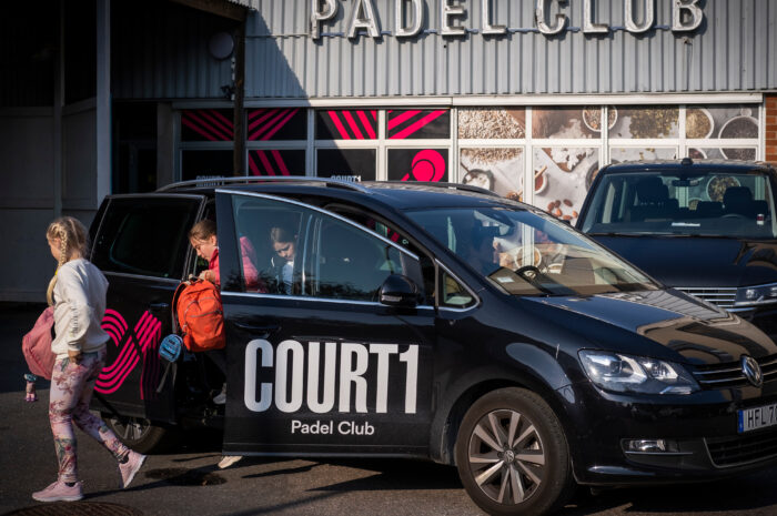 Hur får man barnen att börja spela padel? Court1 i Nacka har sedan 2017 en egen lösning, som de kallar Padel Kids.